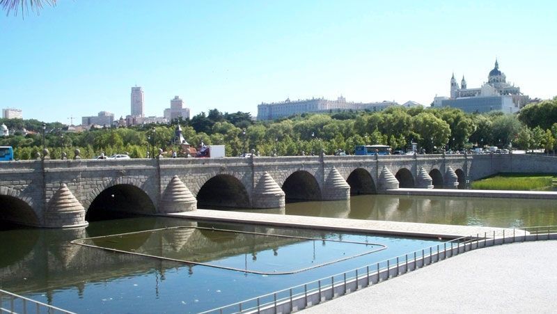 Puente de Segovia con los edificios de la Plaza de España, el Palacio Real y la Catedral de la Almudena, al fondo | Foto: David Fernández Puente de Segovia con los edificios de la Plaza de España, el Palacio Real y la Catedral de la Almudena, al fondo | Foto: David Fernández