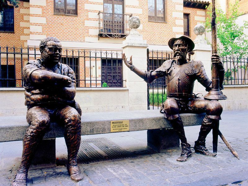 Estatuas de Quijote y Sancho frente a la casa natal de Cervantes en Alcalá de Henares | Foto: Ciudades Patrimonio de la Humanidad