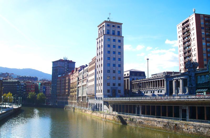 Otra vista de la ría del Nervión, en Bilbao, desde el puente del Arenal | Foto: David Fernández