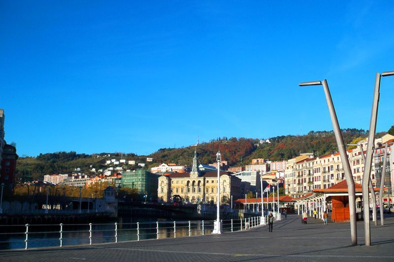 Plaza del Arenal en su camino hacia el Museo Guggenheim | Foto: David Fernández