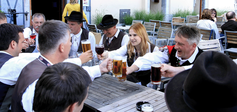 Grupo de música tomando una cerveza