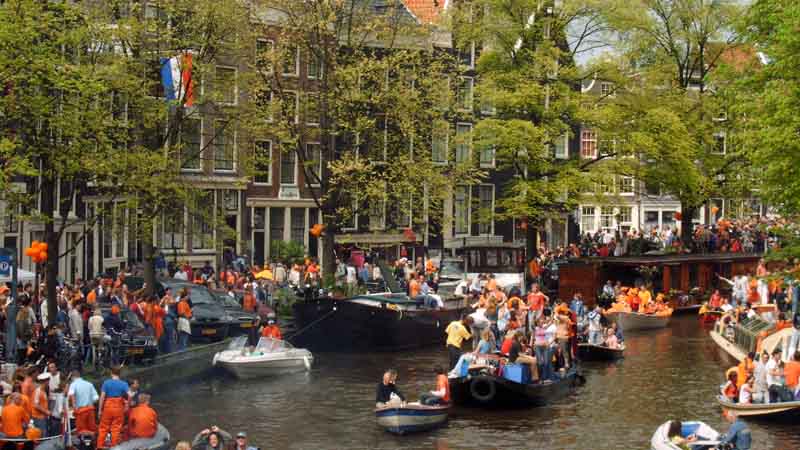 Ambiente festivo en los canales. Foto de: ONT Holanda