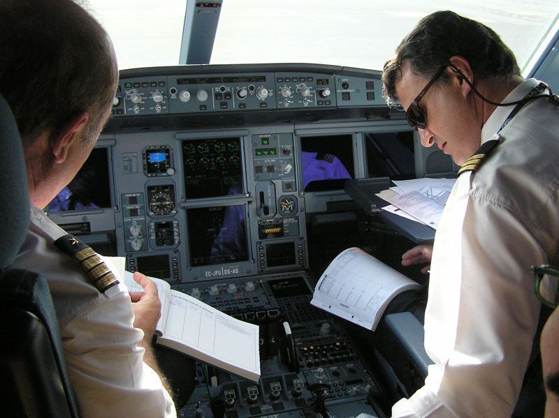 Pilotos en la cabina de un avión de Iberia | Foto: Iberia