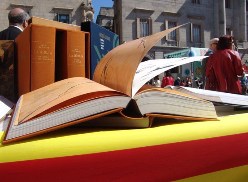 Libros en la Plaza de San Jaime de Barcelona con motivo de la festividad de San Jorge | Foto: Generalitat Catalana