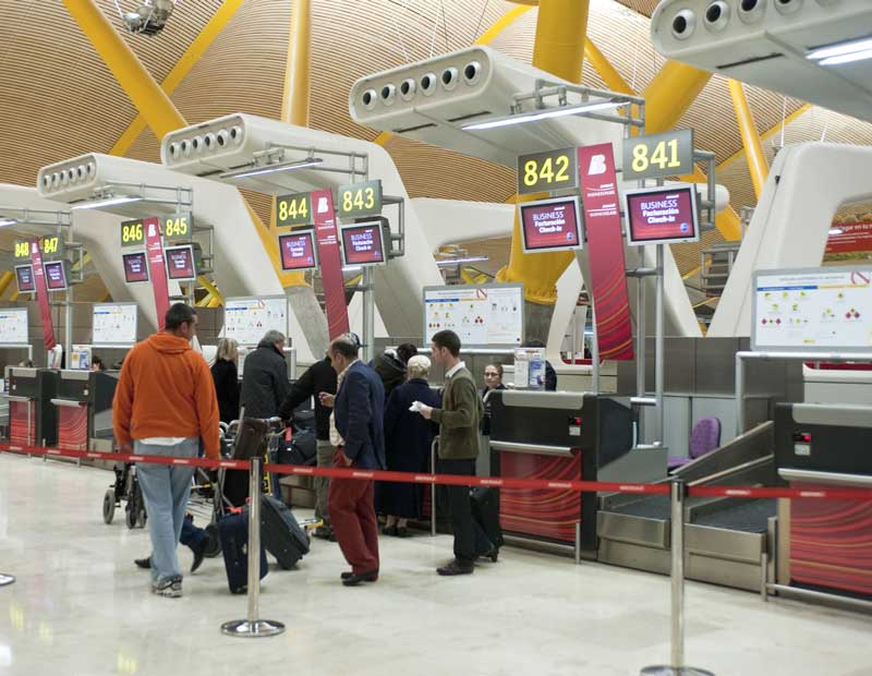 Mostradores de facturación de Iberia en la T4 de Madrid-Barajas | Foto: Iberia