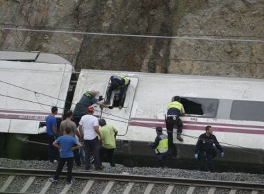 Agentes de la Guardia Civil, Policía y seguridad ayudan en las tareas de rescate del accidente del tren Alvia Madrid-Ferrol de Renfe | Fuente: Ministerio del Interior