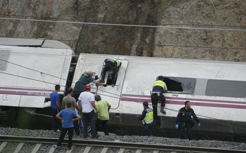 Agentes de la Guardia Civil, Policía y seguridad ayudan en las tareas de rescate del accidente del tren Alvia Madrid-Ferrol de Renfe | Fuente: Ministerio del Interior