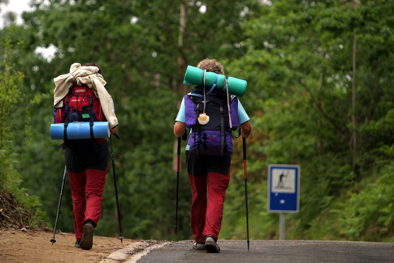 Dos peregrinos en el Camino de Santiago | Foto: Turismo de Santiago de Compostela