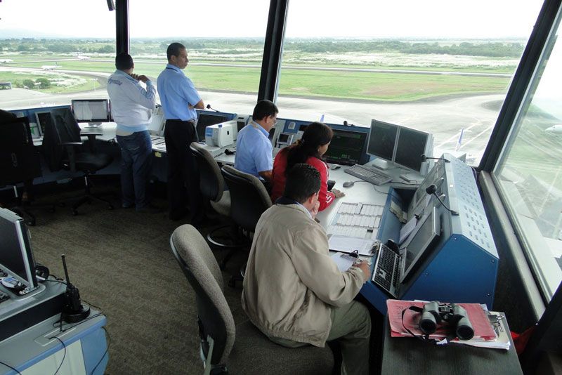 Controladores aéreos en una torre de control