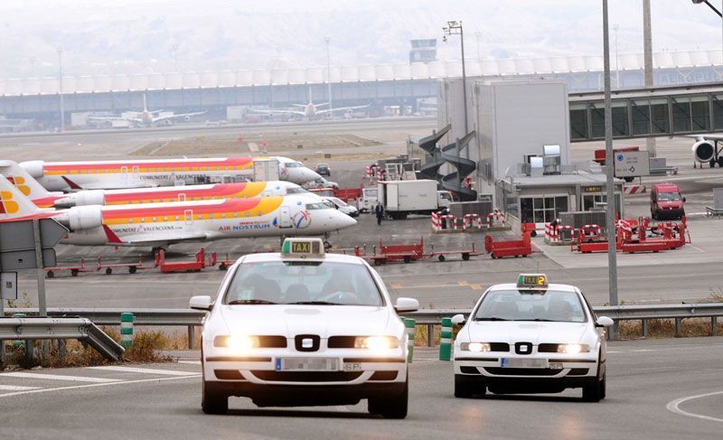 Dos taxis salen del Aeropuerto de Madrid-Barajas | Foto: Ayuntamiento de Madrid