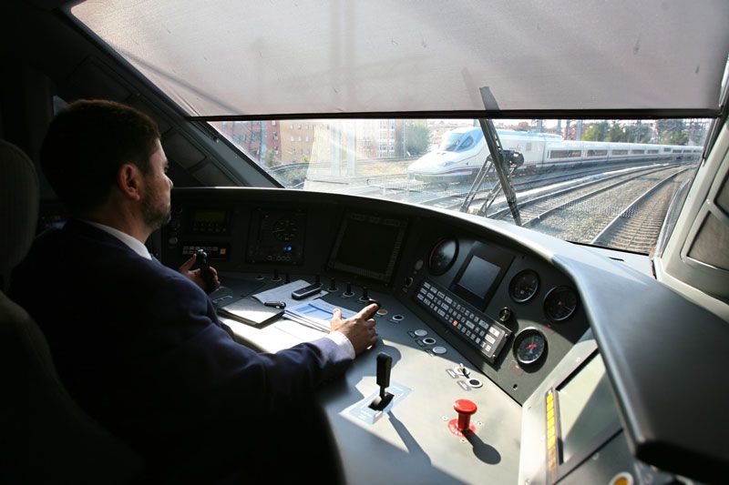 Conductor de un tren AVE en Renfe