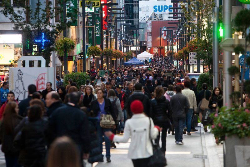 Calle de compras en Escaldes, municipio donde se encuentra el Museo del Perfume de Andorra | Foto: Visit Andorra