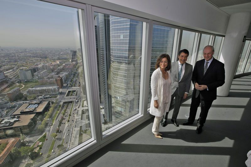 Ana Botella, alcaldesa de Madrid, Ignacio González, presidente de la Comunidad de Madrid, y David Scoswill, presidente del WTTC