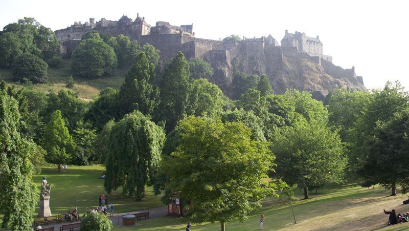 El castillo de Edimburgo desde los jardines de Princes Street | Foto: David Fernández El castillo de Edimburgo desde los jardines de Princes Street | Foto: David Fernández