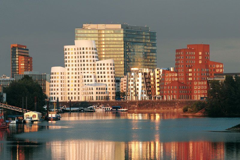 Otra vista del puerto con el río Rin en Düsseldorf