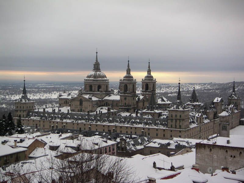 El Monasterio de San Lorenzo de El Escorial en un día nevado | Foto: Hermanos Ayuso