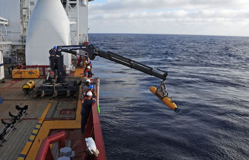 El barco Ocean Shield desplega un robot para buscar el vuelo MH370