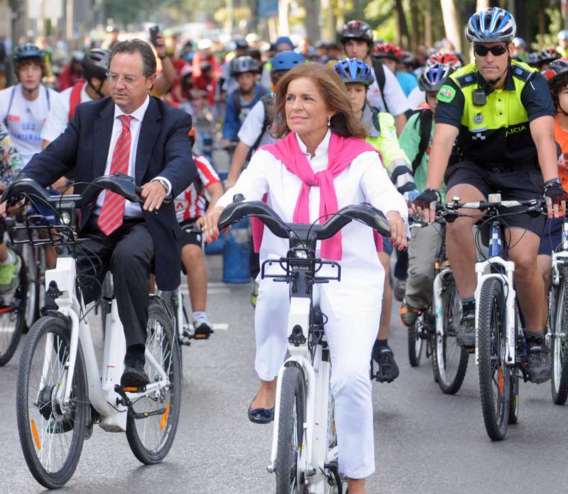 Ana Botella, alcaldesa de Madrid, montando en bici | Foto: Ayuntamiento de Madrid