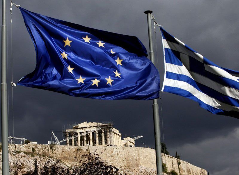 El Partenón de Atenas, con las banderas de la Unión Europea y Grecia en primer plano