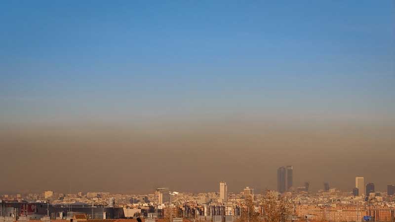 Capa de contaminación sobre la ciudad de Madrid | Foto: Scambelo/Flickr