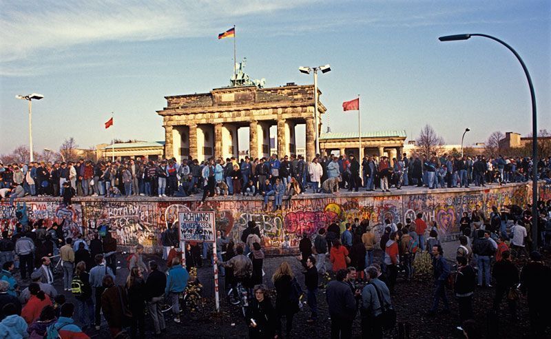 Los berlineses se concentran en la puerta de Brandenburgo para derribar el muro de Berlín | Foto: Hans Peter Stiebing