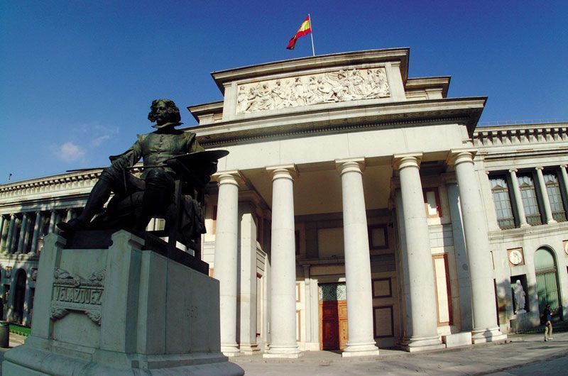 Entrada histórica del Museo del Prado, con el pintor Diego de Velázquez en primer plano | Foto: Turismo de Madrid