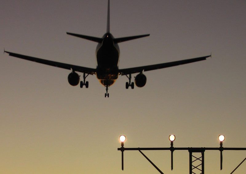 Un avión aterrizando en un aeropuerto español | Foto: Enaire