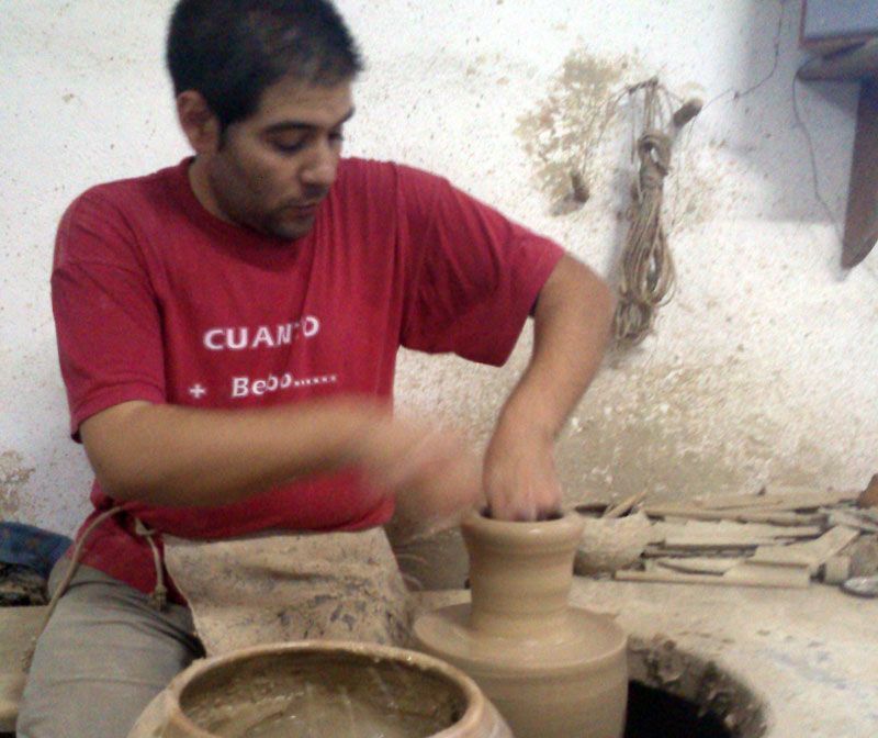 Isidoro Granados hijo en Cerámicas Granados, Lucena | Foto: David Fernández