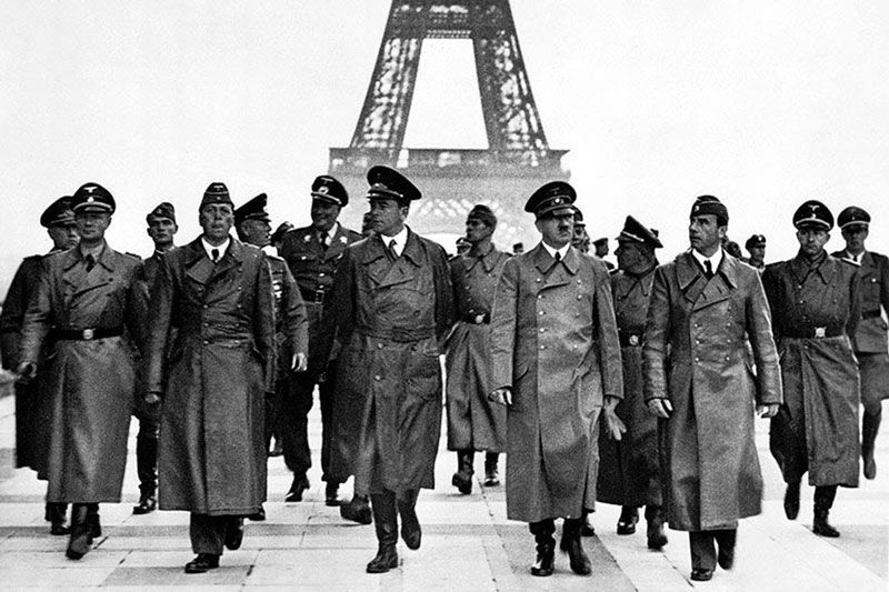 Hitler en la plaza de Trocadero tras tomar París, con la Torre Eiffel al fondo