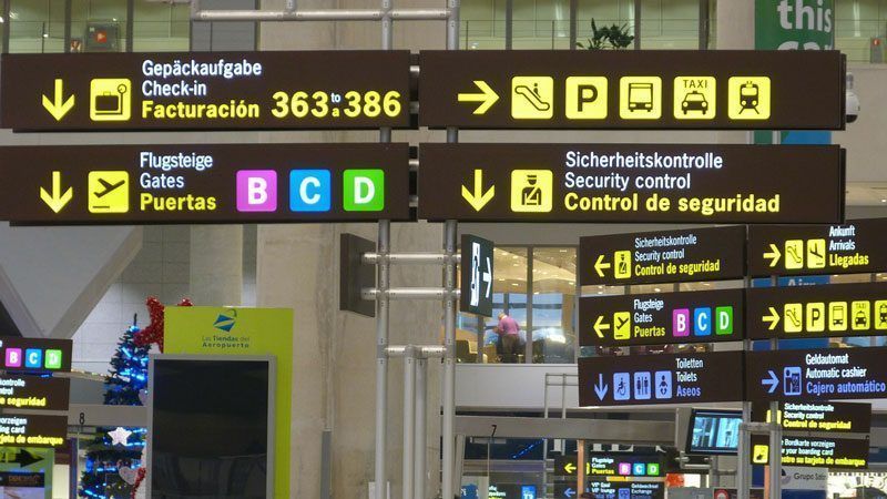 Aeropuertos: mascarillas quirúrgicas y prohibición de despedidas