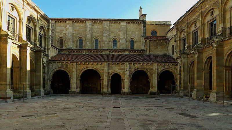 Claustro de la Colegiata de San Isidoro de León, donde se celebraron las Cortes de 1188 por Alfonso IX | Foto: José Luis Filpo, Wikipedia