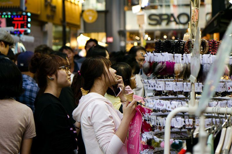 Dos ciudadanas compran en Myeongdong (Seúl) | Foto: Tragrpx en Pixabay