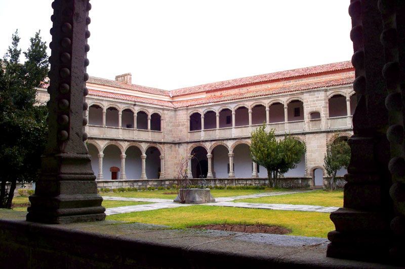 Claustro del Monasterio de Santo Tomás de Ávila | Foto: David Fernández