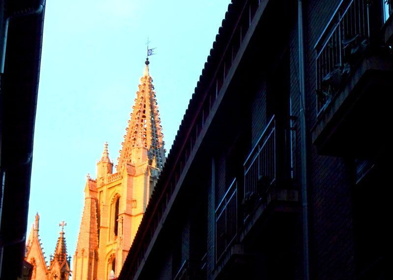 La catedral de León, iluminada en el atardecer | Foto: David Fernández