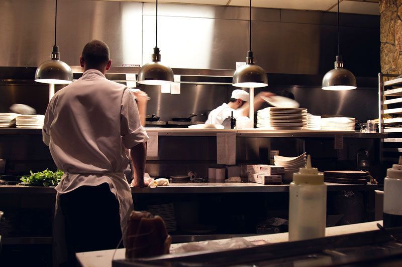 Cocineros trabajando en un restaurante | Foto: Unsplash para Pixabay