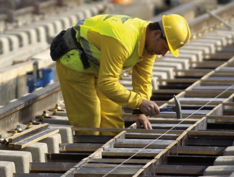 Un obrero se aplica en la construcción de la plataforma para una vía férrea | Foto: Adif