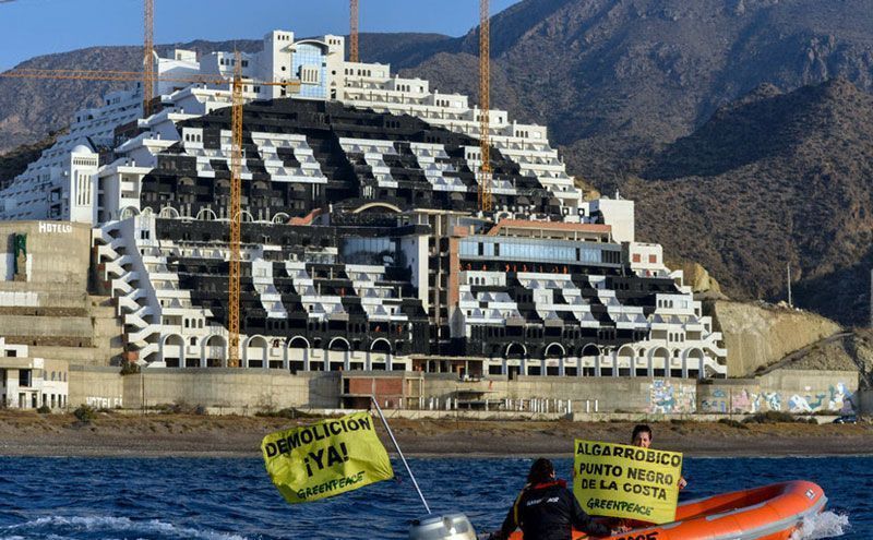 Hotel del Algarrobico, declarado ilegal por múltiples sentencias judiciales, con activistas de Greenpeace protestando | Foto: Greenpeace