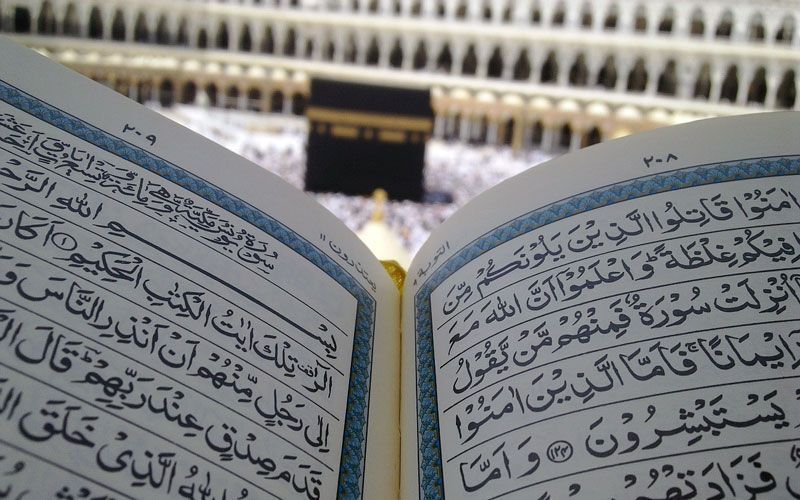 Un fiel lee el Corán frente a La Meca | Foto: Chzaib para Pixabay