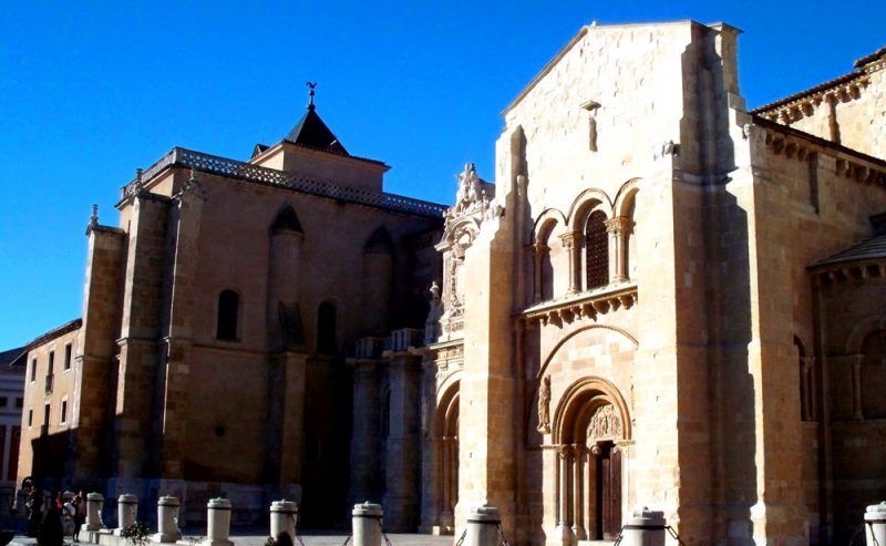 Portada de San Isidoro de León | Foto: David Fernández