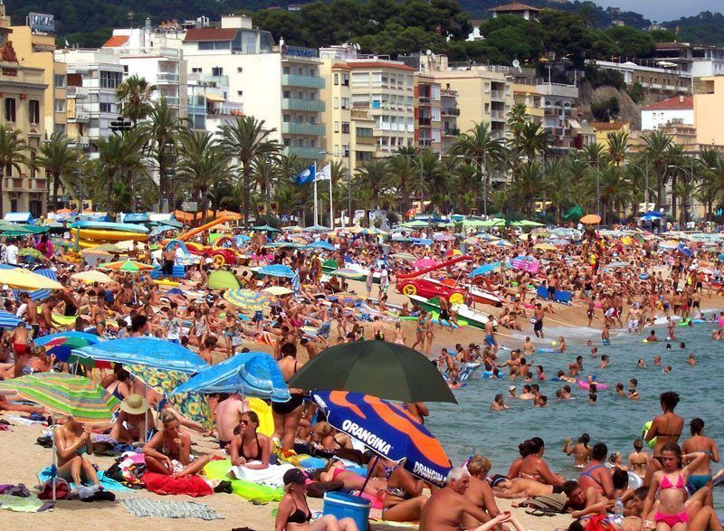 El coronavirus tiene difícil sobrevivir en la arena y el agua de playas y piscinas