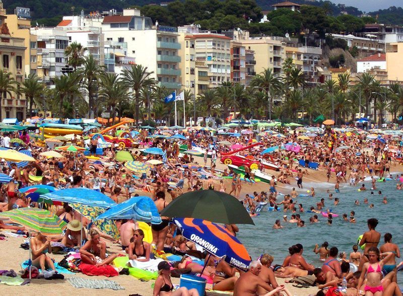 Una playa en la provincia de Gerona durante el verano | Foto: David Fernández