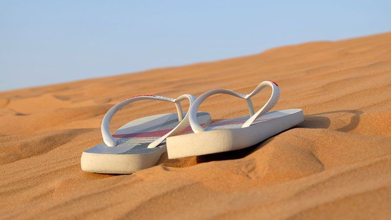 Sandalias en una playa | Foto: Leovalente en Pixabay