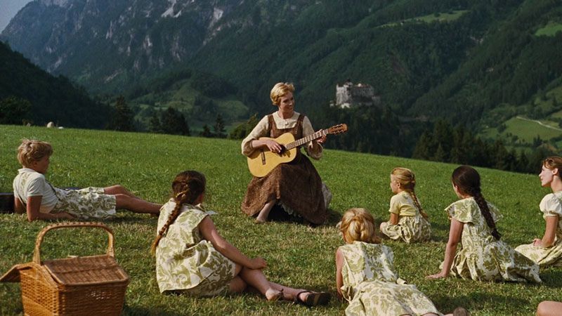 La joven novicia María toca música para los hijos del varón Von Trapp | Foto: 20th Century Fox