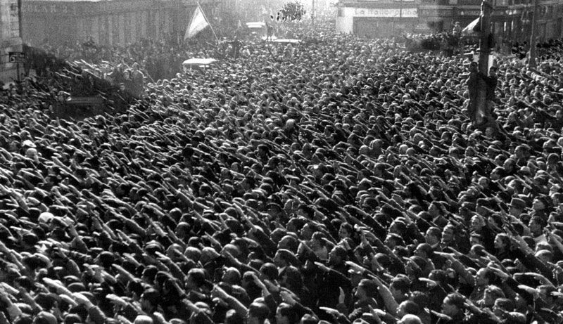 Ciudadanos de Madrid realizan el saludo fascista tras el fin de la guerra civil y la entrada de las tropas vencedoras a finales de marzo de 1939 | Foto: Ortiz