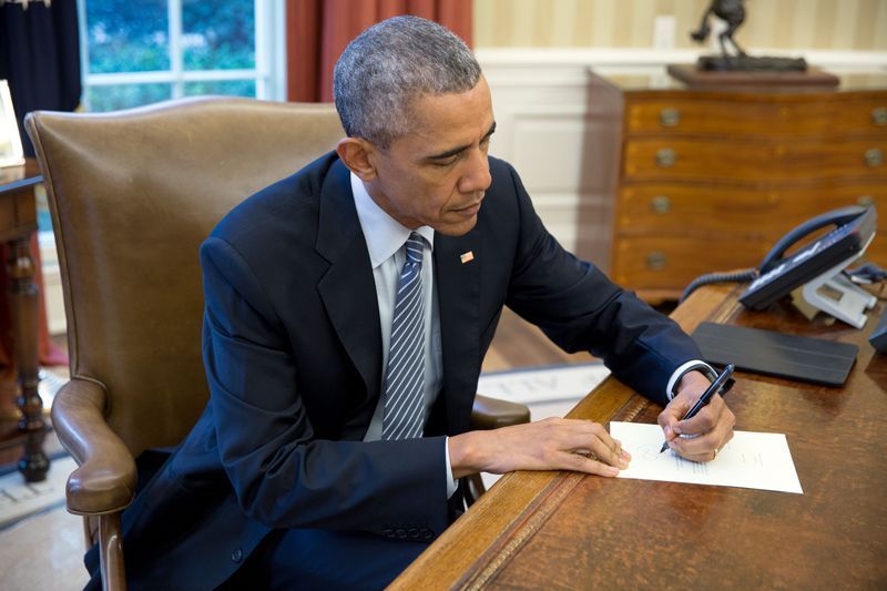 Barack Obama escribe en el Despacho Oval la primera carta que se enviará a Cuba por correo ordinario desde hace 90 años | Foto: Pete Souza para la Casa Blanca