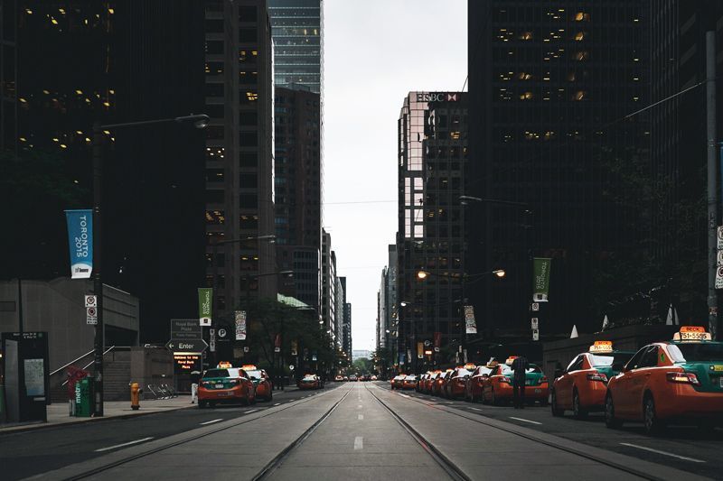 Taxis esperando a sus clientes | Foto: Unspash para Pixabay