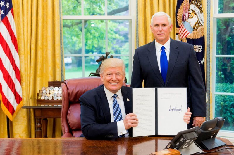 Donald Trump, presidente de los EEUU, y Mike Pence, vicepresidente, en el despacho oval | Foto: White House