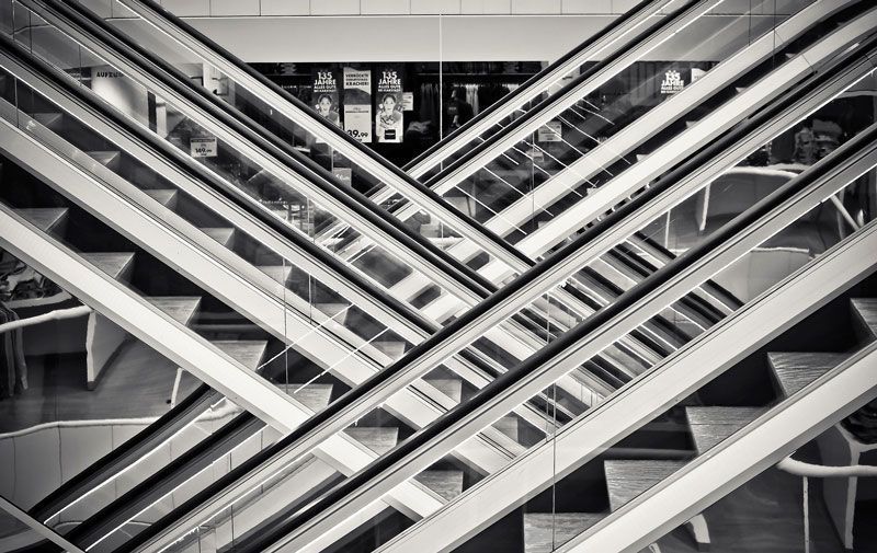 Escaleras en un centro comercial | Foto: Pixabay