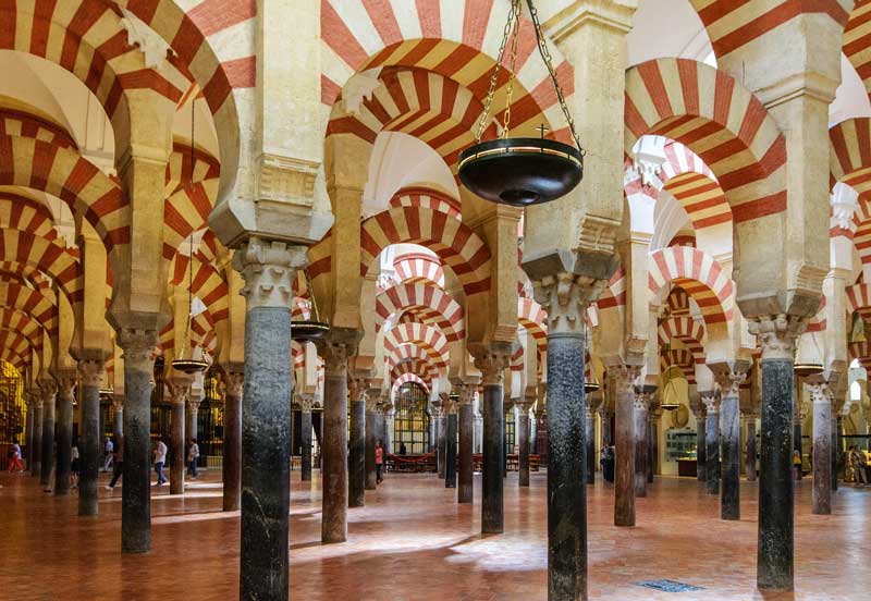 Interior de la Mezquita de Córdoba | Foto: Bogitw para Pixabay