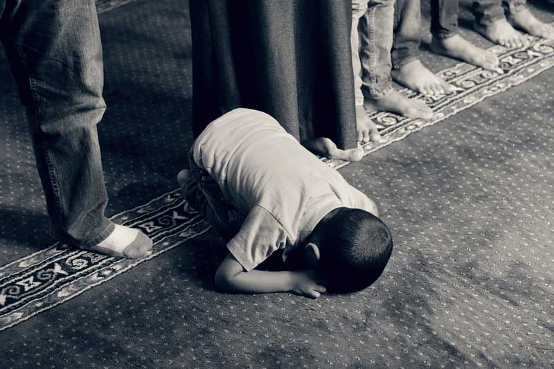 un niño reza en una mezquita | Foto: chidioc para Pixabay